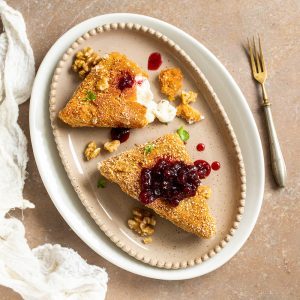 Veganer frittierter Feta mit Preiselbeeren