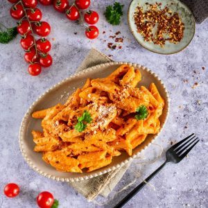 Pasta mit veganer Tomaten-Sahnesauce