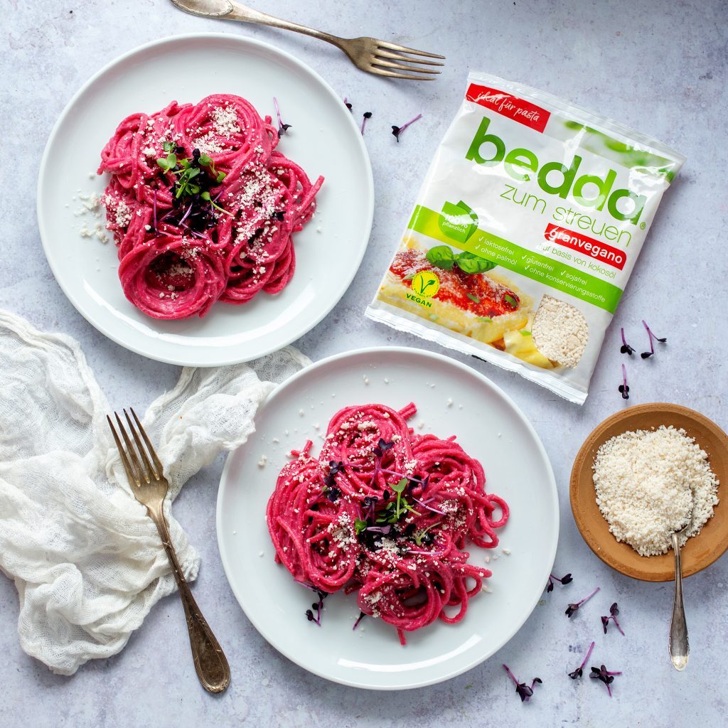 Rote Bete Pasta mit veganem Reibekäse