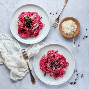 Rote Bete Pasta mit veganem Reibekäse