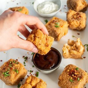 Vegane frittierte Mac and Cheese Bites