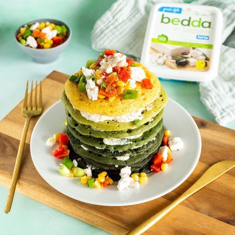 Vegane herzhafte Pfannkuchen im Ombre-Style