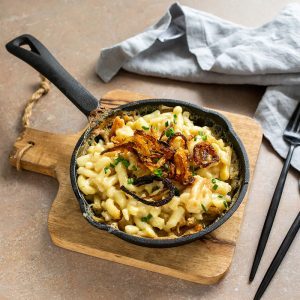 Vegane Käsespätzle mit Zwiebeln