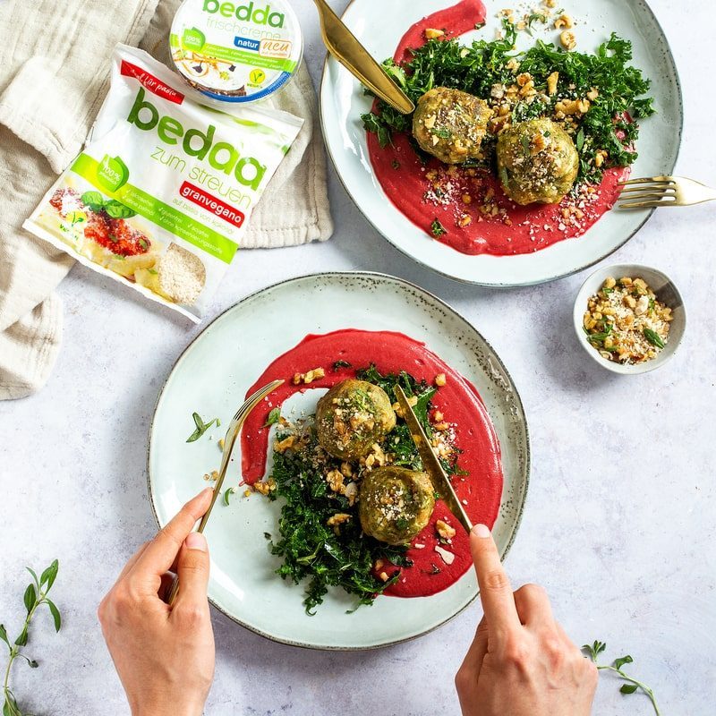 Vegane Spinatknödel mit roter Bete Sauce