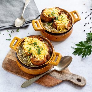 Vegane überbackene französische Zwiebelsuppe