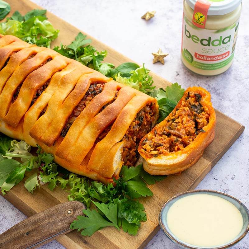 Veganer Braten mit Chili, Pilzen und pflanzlichem Käse