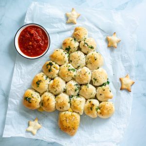 Veganer Pizza-Tannenbaum mit veganem Käse