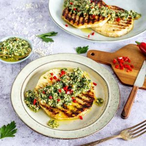 Gegrilltes Sellerie-Steak mit veganem Pesto