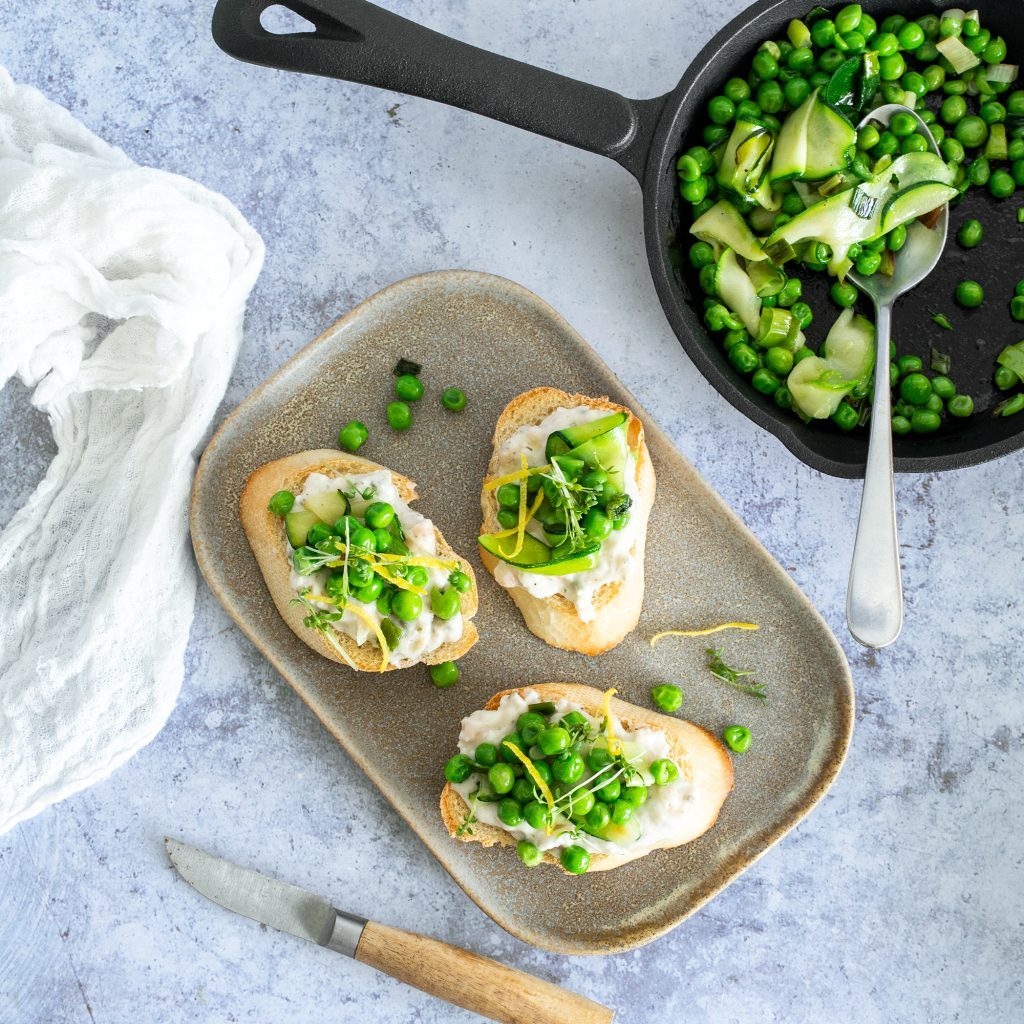 Vegane Bruschetta mit Erbsen und pflanzlichem Feta