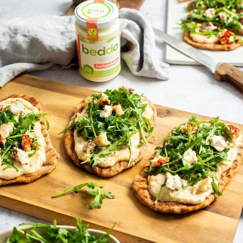 Veganes gegrilltes Flatbread mit Rucola und Frischkäse