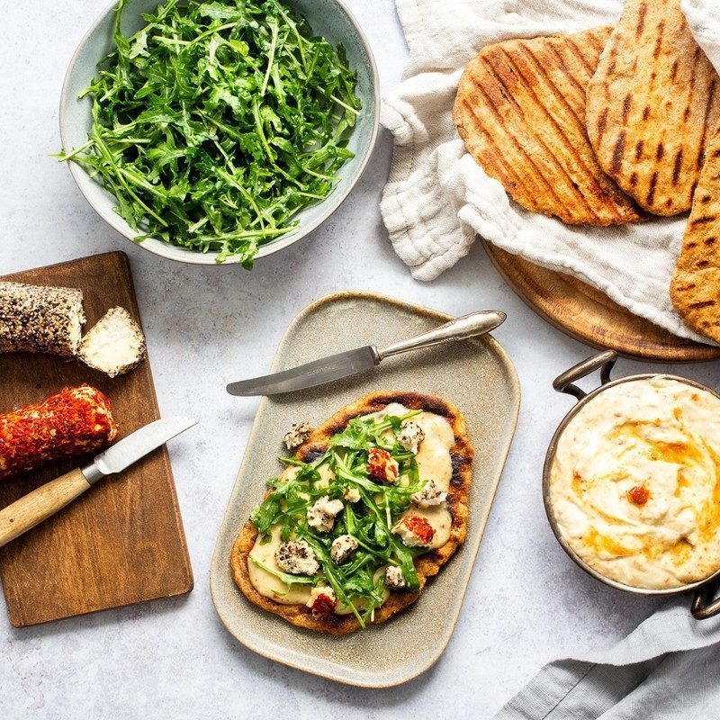 Veganes gegrilltes Flatbread mit Rucola und Frischkäse