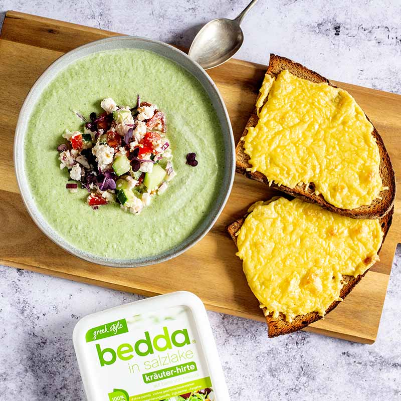 Kalte und vegane Gurken -Tahini Suppe mit Salat-Topping